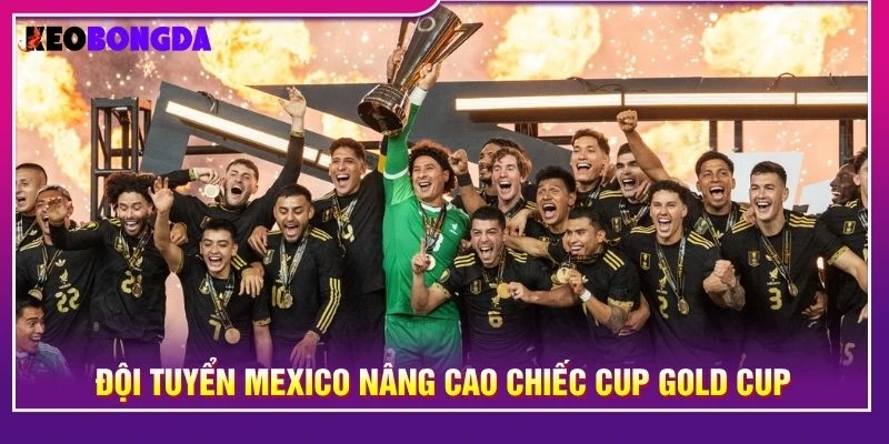 Đội tuyển Mexico nâng cao chiếc cup Gold Cup